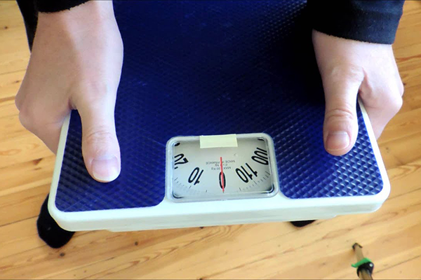Измерение хватки напольными весами