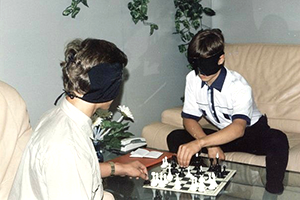 Игра в шахматы с завязанными глазами в Школе Бронникова