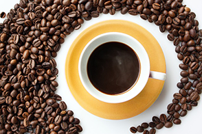 Чашка кофе и кофейные зерна против рака матки