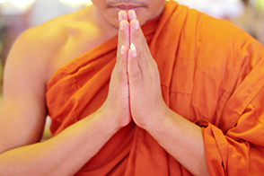 Молитва буддиста с соединёнными ладонями