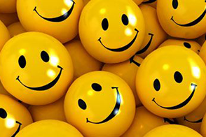 Счастливые лица на жёлтых шарах