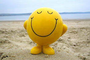 Счастливый человечек на пляже