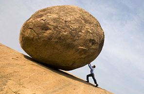 Упорный работник толкает огромный камень