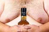 Мужчина с грудью и алкоголем