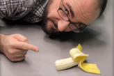 Упавший банан и исследователь