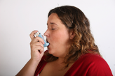 Женщина с астмой и ожирением